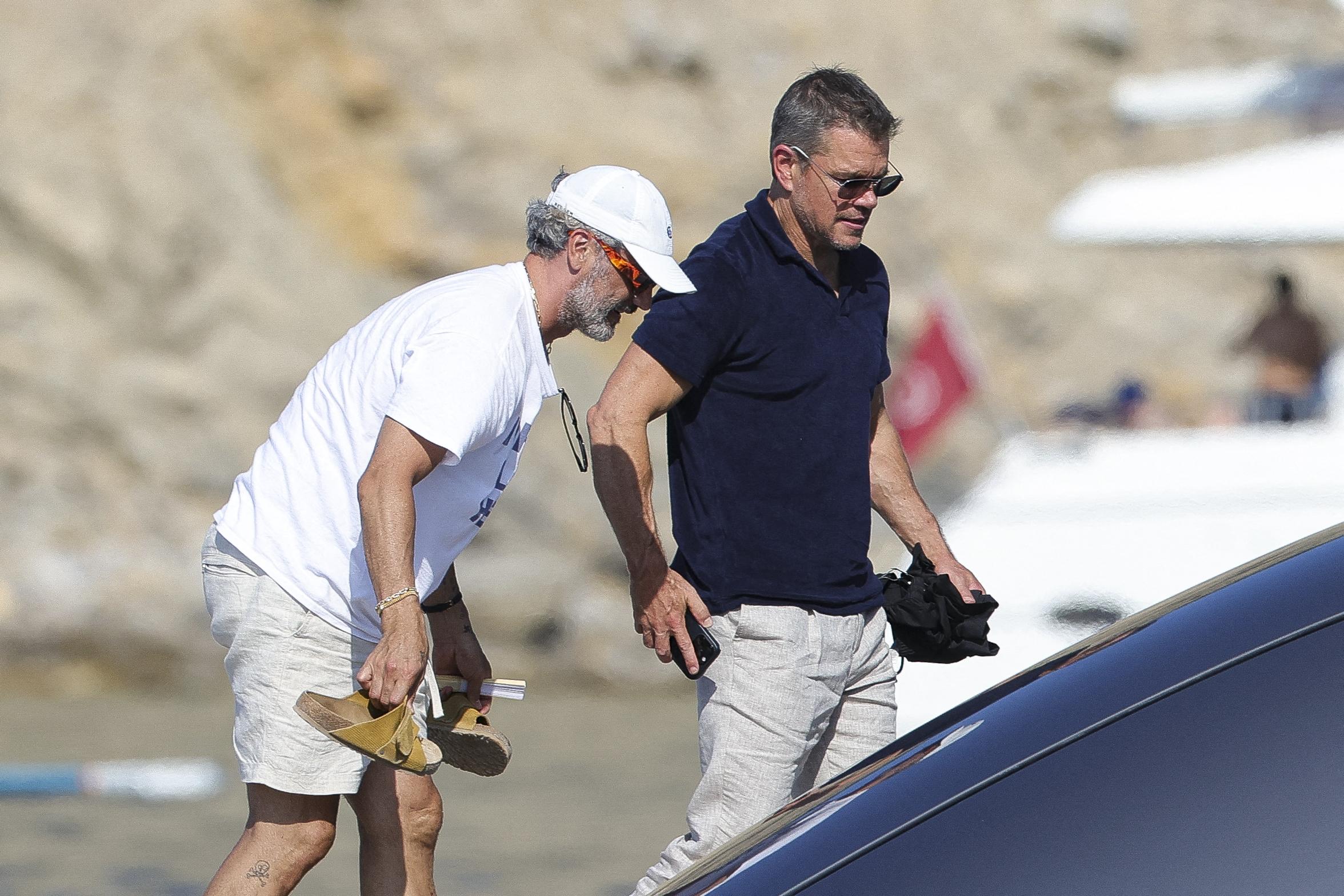 Sur un yacht à Ibiza, Matt Damon dévoile son corps athlétique en short de bain noir