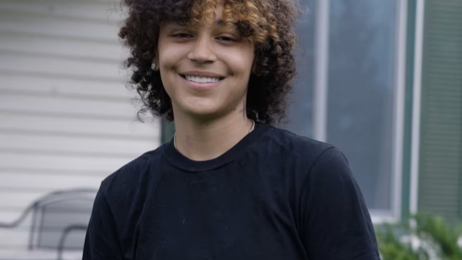 Teen says restaurant server forced her to prove gender in restroom