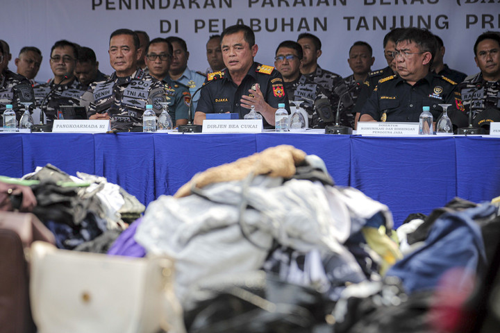 Bea Cukai Amankan 2 Kontainer dan 2 Truk Pakaian Ilegal