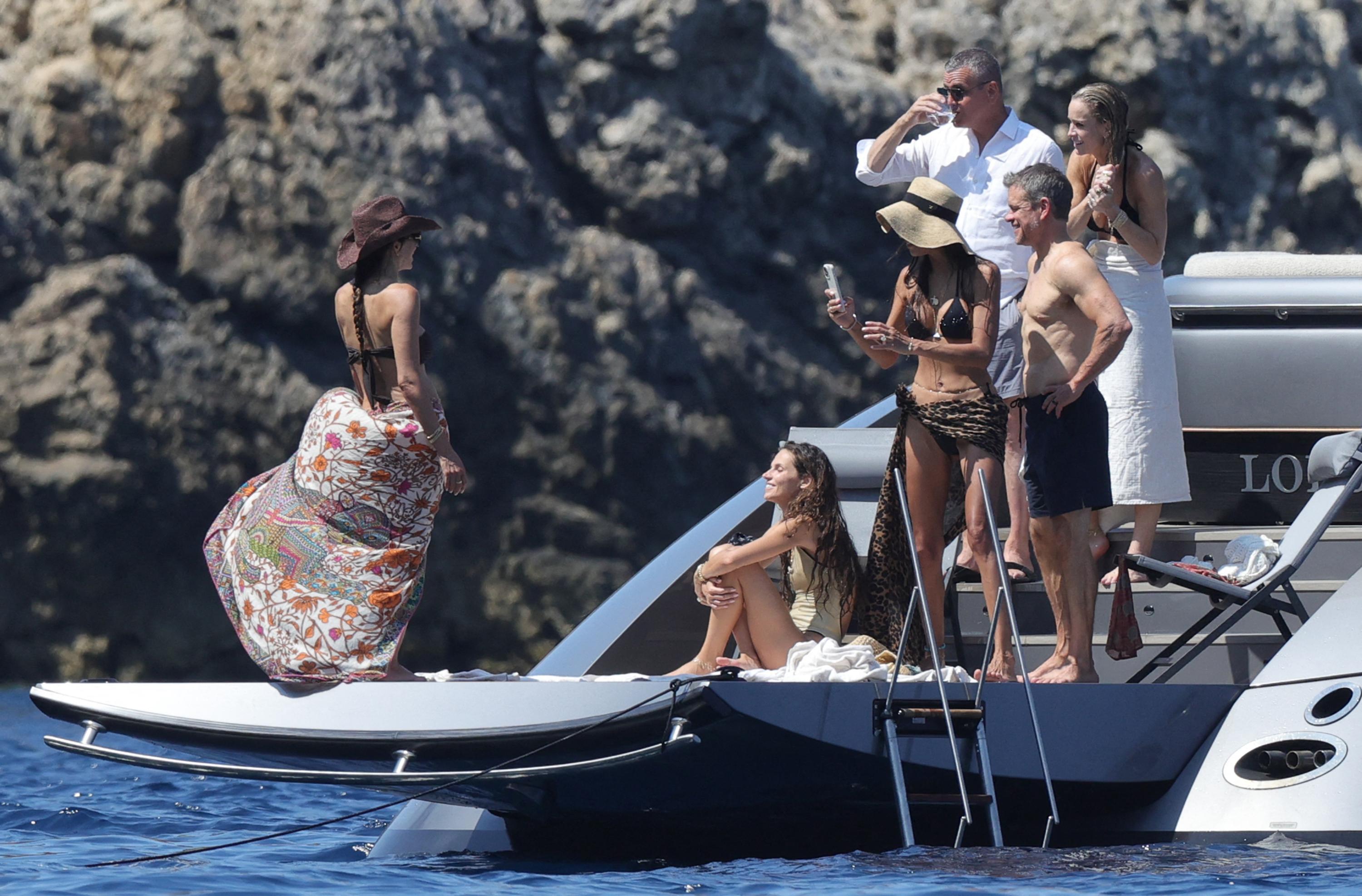 Sur un yacht à Ibiza, Matt Damon dévoile son corps athlétique en short de bain noir