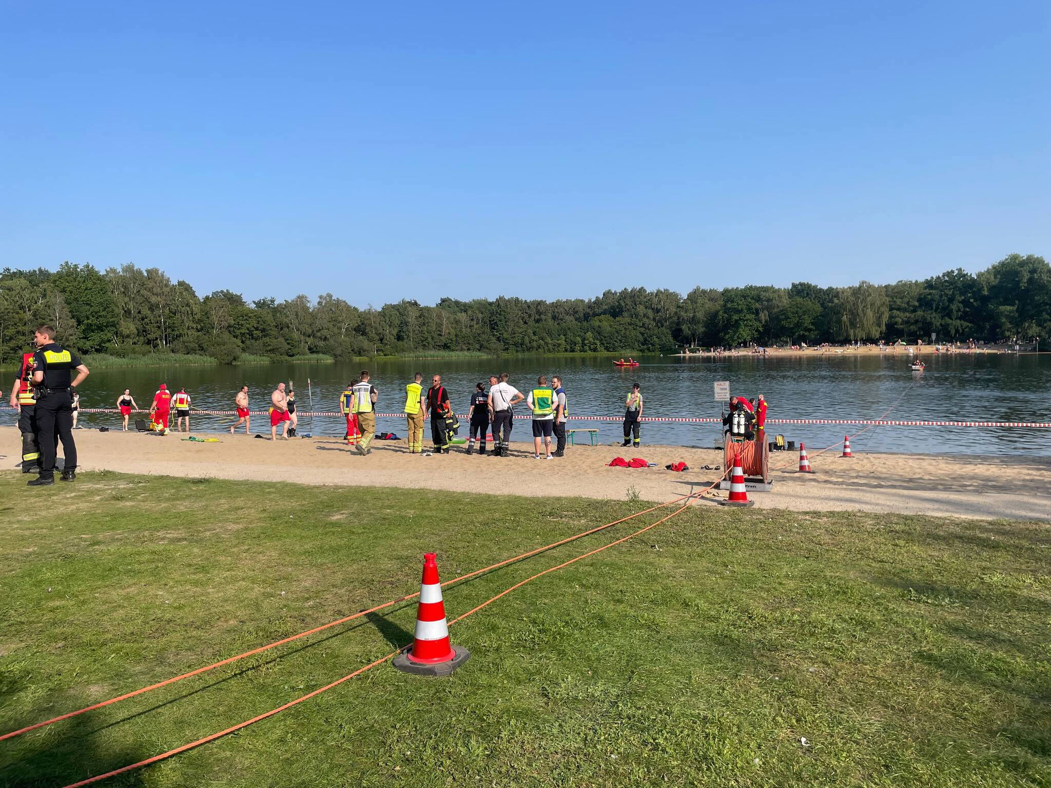 Feuerwehreinsatz am Silbersee: Taucher suchen vermissten Mann im Wasser Feuerwehreinsatz am Silbersee: Taucher suchen vermissten Mann im Wasser