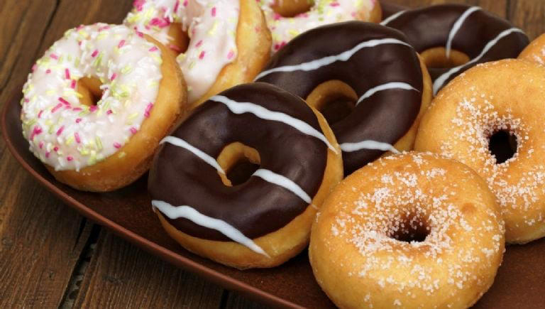 Freír las donas en aceite caliente hasta que estén doradas y decorar a gusto personal. Foto: Canva