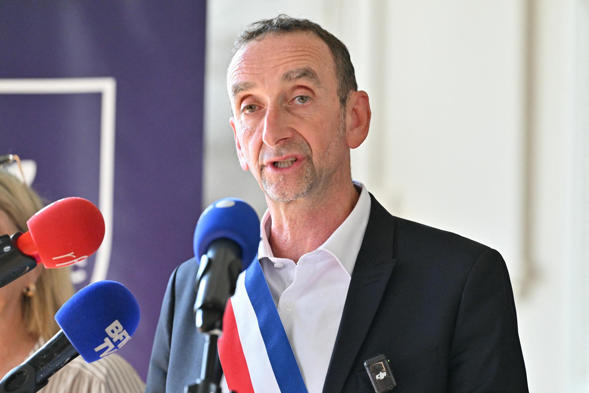 Le maire communiste (PCF) de Noisy-le-Sec, Olivier Sarrabeyrouse, s’exprime lors d’une conférence de presse à la suite de l’annulation de la projection du film « Barbie » sur écran géant, à Noisy-le-Sec, le 14 août 2025.