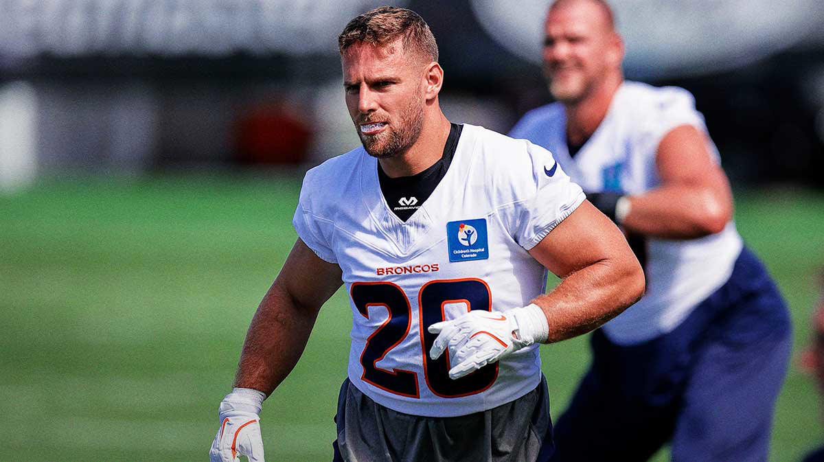 Broncos fullback suffers preseason practice injury Broncos fullback suffers preseason practice injury