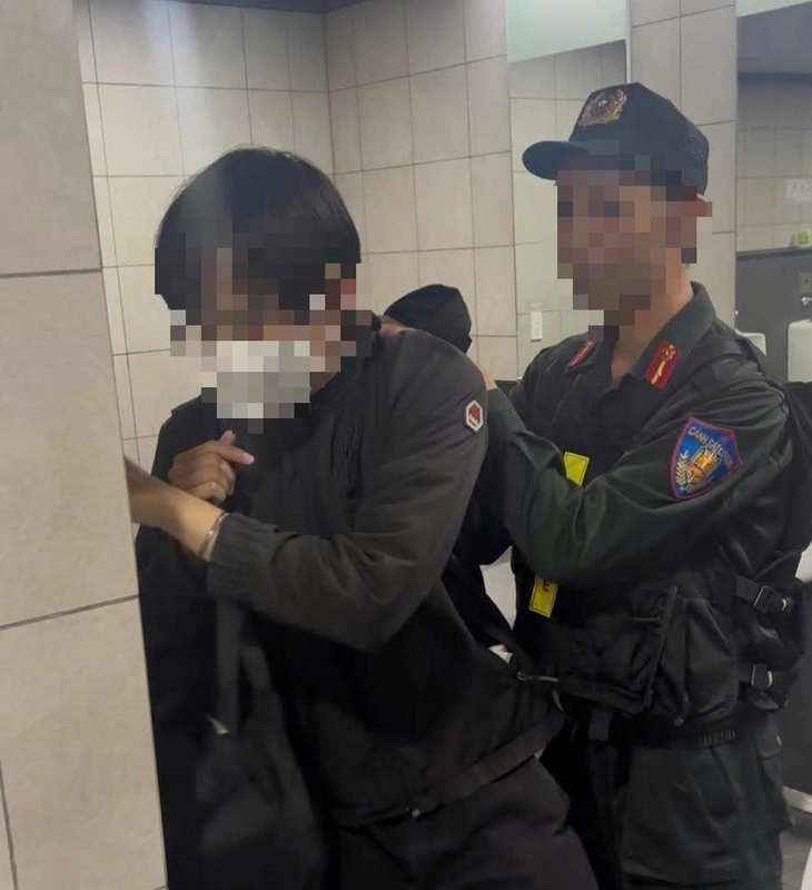 Cô gái tố giác người đàn ông sàm sỡ trên tàu Metro số 1