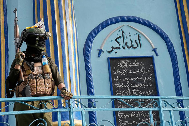 Боец «Талибана» стоит на страже рядом с мечетью Шах-До Шамшира в Кабуле, 7 июня, 2025 AP Photo