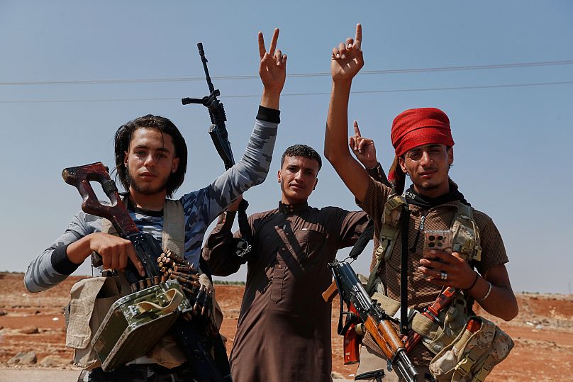 Varios soldados beduinos hacen el gesto de la victoria junto a la localidad de Busra al-Harir, cerca de la frontera sur con Jordania, el pasado 22 de julio de 2025. AP