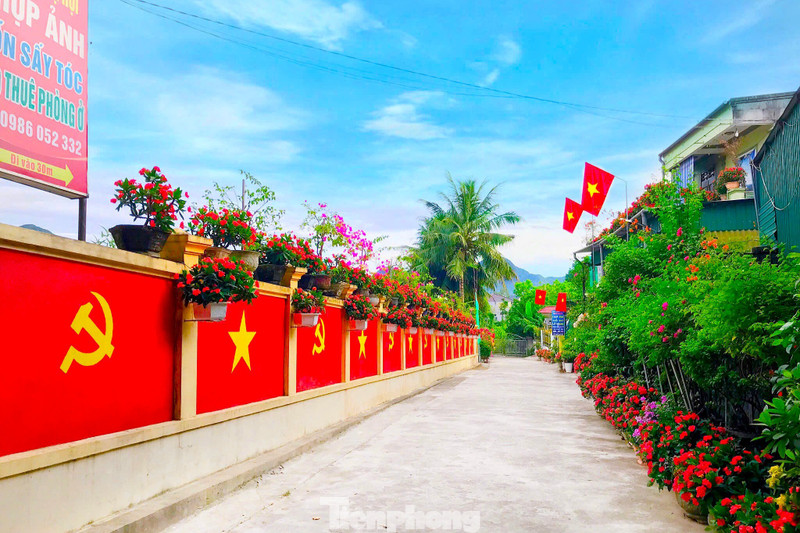 Con đường rực rỡ cờ Tổ quốc, cờ Đảng của vợ chồng miền núi thu hút giới trẻ check in
