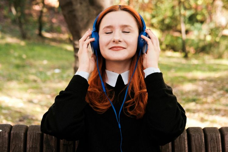 Ternyata, Orang yang Sering Memakai Headphone di Tempat Umum Memiliki 9