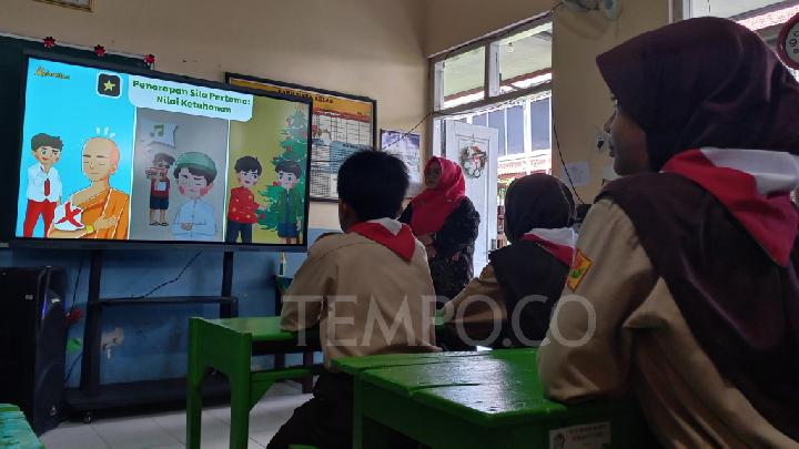 Cara Murid Disabilitas Belajar Melalui TV Interaktif