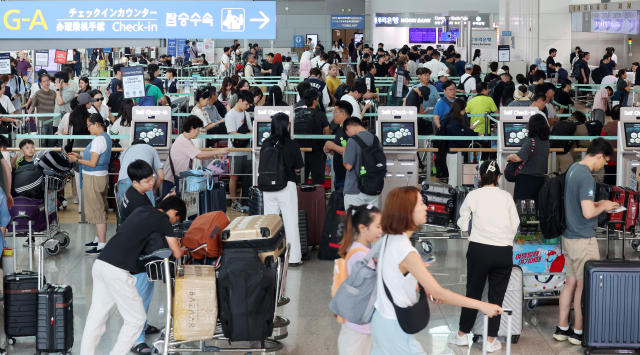 인천공항 출국장서 캐리어 속 14억원 돈다발…"친구 것"
