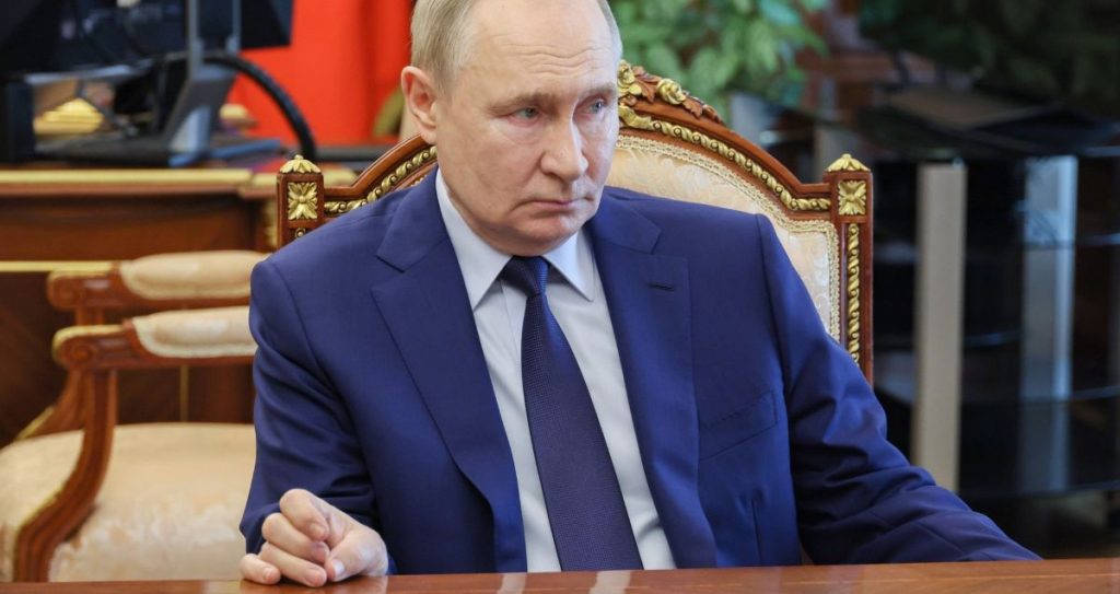 Var är Putin? Rapport avslöjar identiska kontor som döljer hans ...