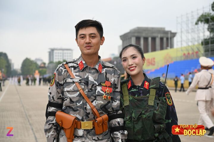 Cặp đôi tự hào vì cùng tham gia sự kiện trọng đại của đất nước. (Ảnh: Znews)