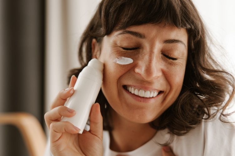 Khawatir Jerawat Setelah Pakai Sunscreen? Ini 8 Tips Cepat dan Efektif