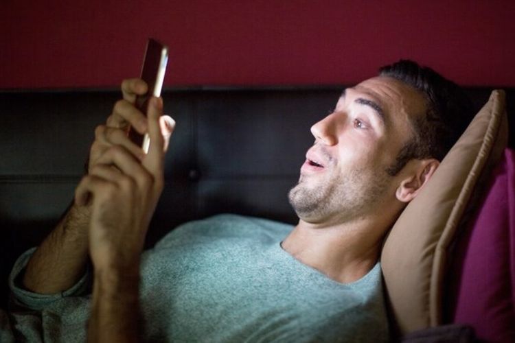 Orang yang Sering Nonton TikTok Tengah Malam, Punya 7 Kebiasaan Ini