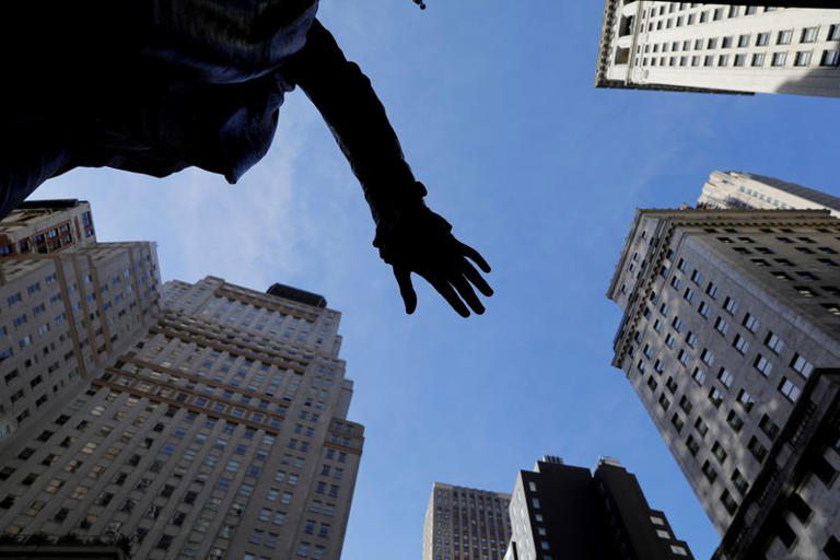 ２２日の米金融市場では、株価が急伸。一方ドルは下落し、米債利回りは低下した。２０２１年１月、ニューヨークで撮影（２０２５年　ロイター/Mike Segar）