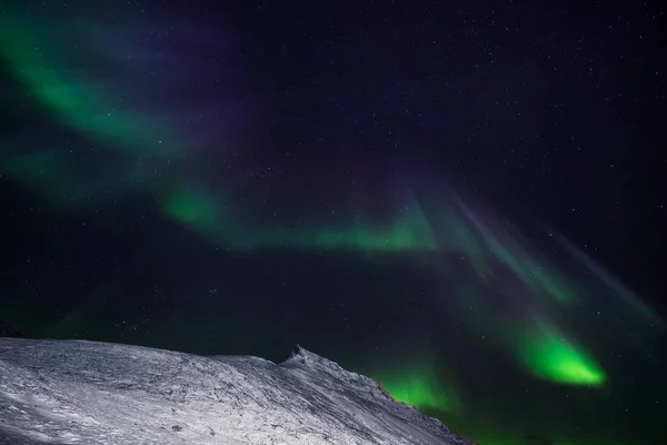 Strategies for chasing aurora displays worldwide