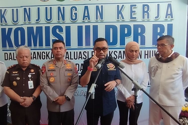 Panggilan untuk Bubar DPR, Ahmad Syahroni: Hormati Adab, Jangan Asal-Asalan