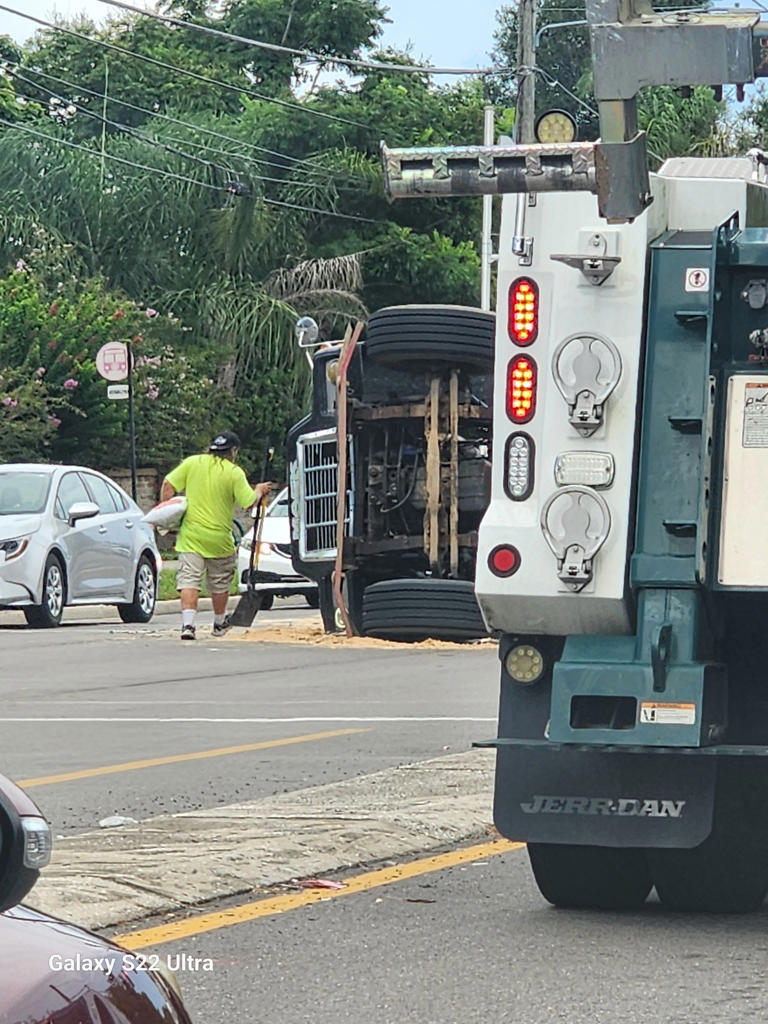 Dump truck attempting a U-turn overturns on University Boulevard in Orlando