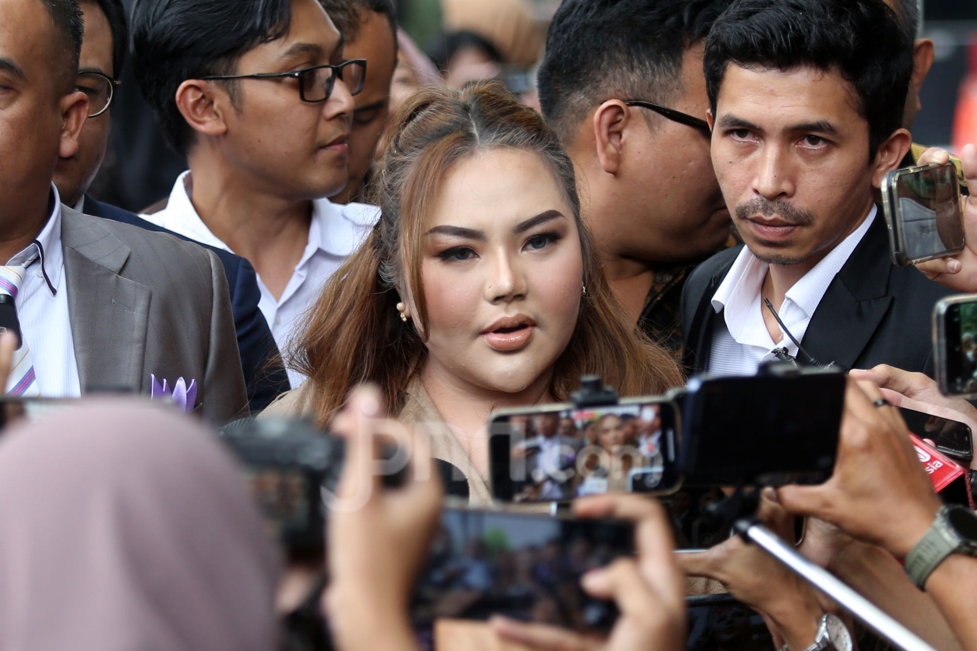 3 Berita Artis Heboh: Diperiksa KPK, Lisa Mariana Minta Maaf