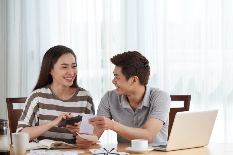 Ingin Hubungan Awet? 7 Tips Bijak Bicarakan Uang dengan Pasangan untuk Komunikasi Lebih Sehat