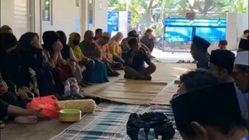 Haru di Indramayu: Keluarga Putri Apriyani Berdoa dan Tabur Bunga di Kos Tempat Ia Tewas