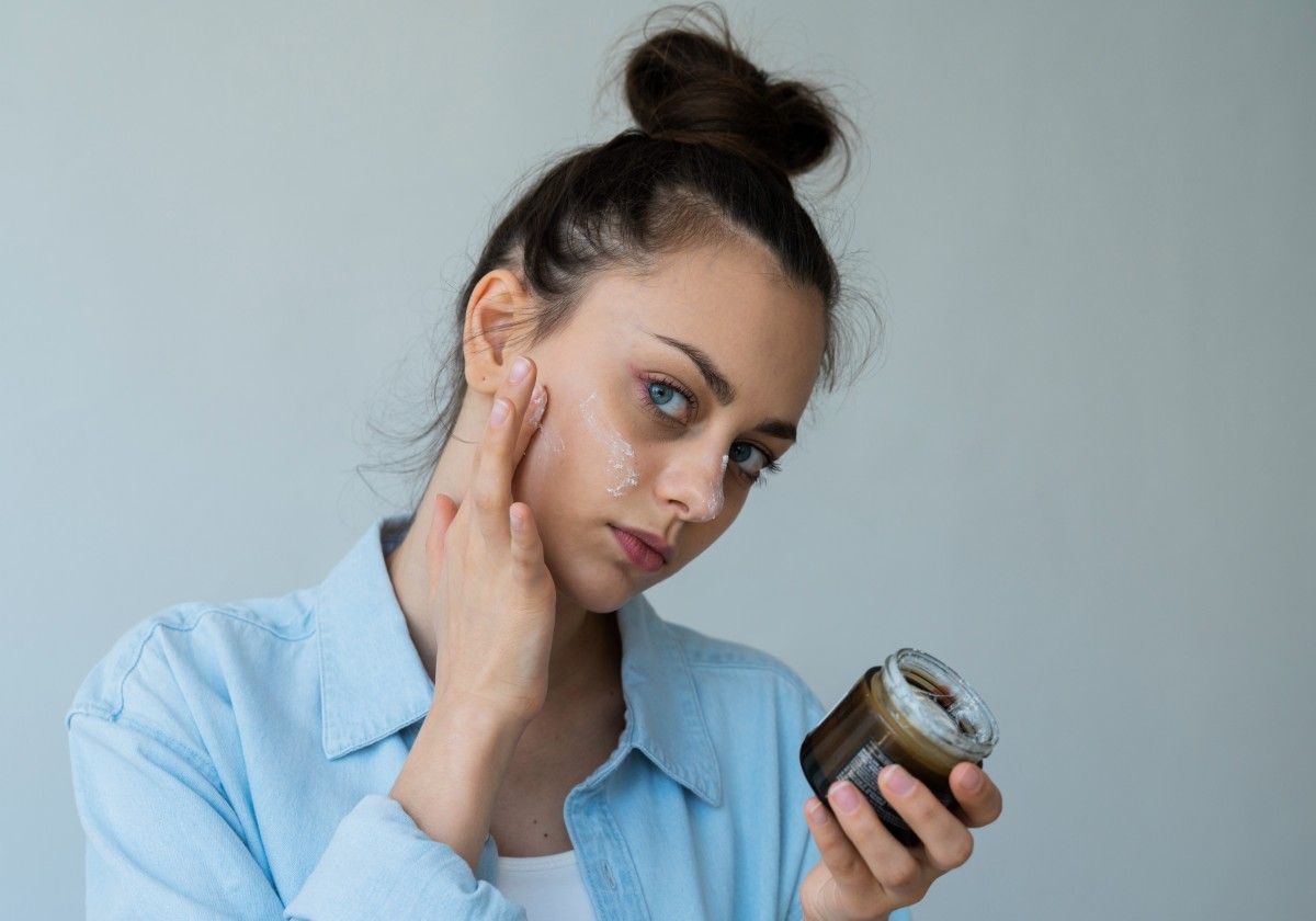 Waspada! 5 Bahan Sunscreen yang Picu Jerawat dan Kulit Berminyak