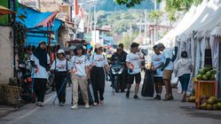 Relawan Bersihkan Danau Toba dalam The Lake Toba GP 2025
