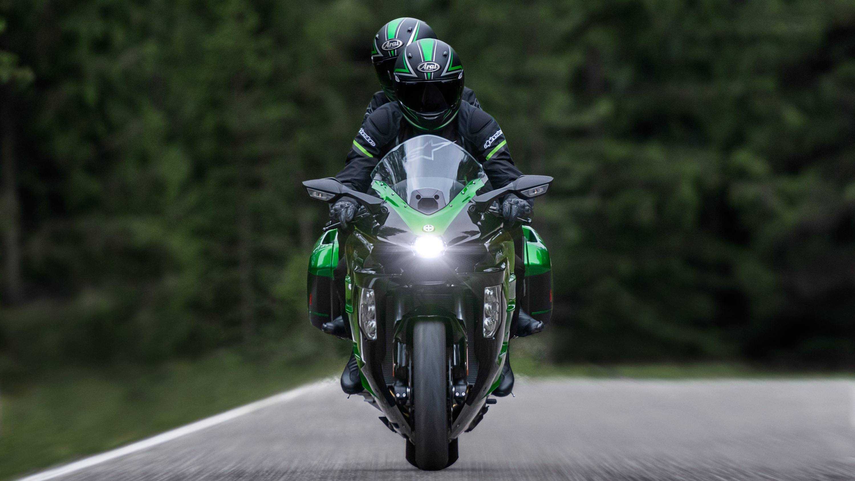 2025 Kawasaki Ninja H2 SX SE 1