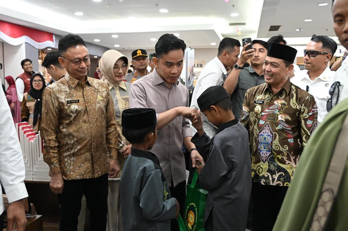 Gibran Ajak Anak Yatim Belanja di Pontianak
