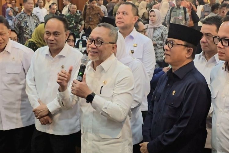 Khofifah Soroti Kelangkaan Beras Medium SPHP di Jatim, Zulhas Sebut Masalah Sudah Teratasi