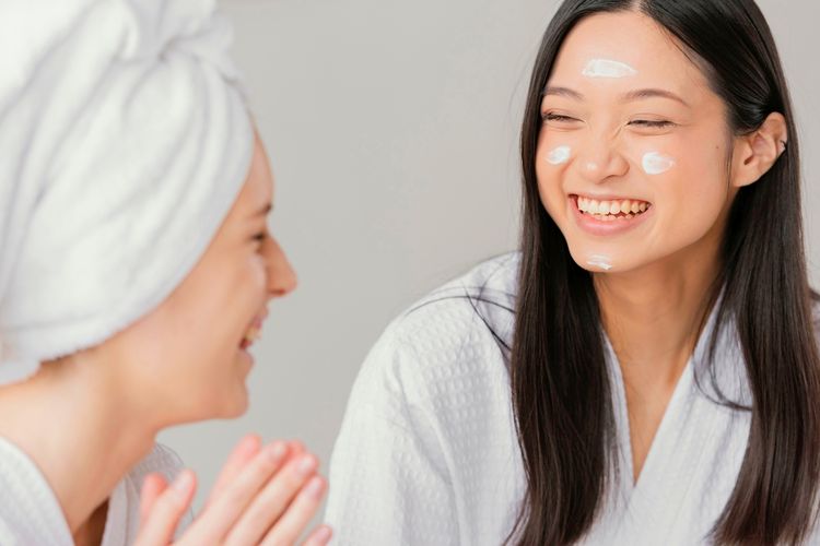 4 Langkah Perawatan Kulit Efektif Atasi Jerawat Hormonal dan Noda Gelap