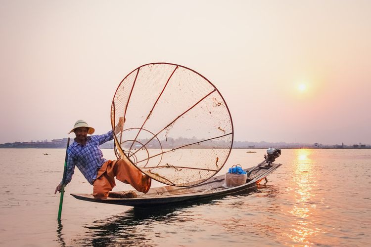 Mengunjungi Danau Inle Myanmar, dari Nelayan Unik hingga Desa Terapung yang Menarik Wisatawan Dunia