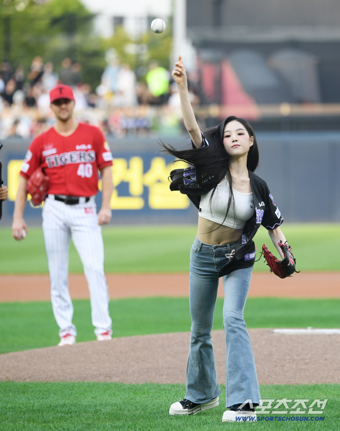 Triple S Jiyeon&amp;#39;s clear abs