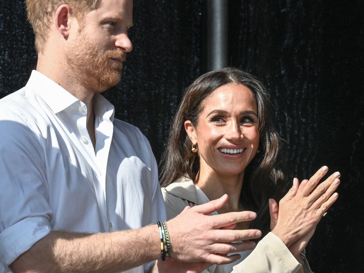 Herzogin Meghan bewundert Ehemann Prinz Harry beim Surfen