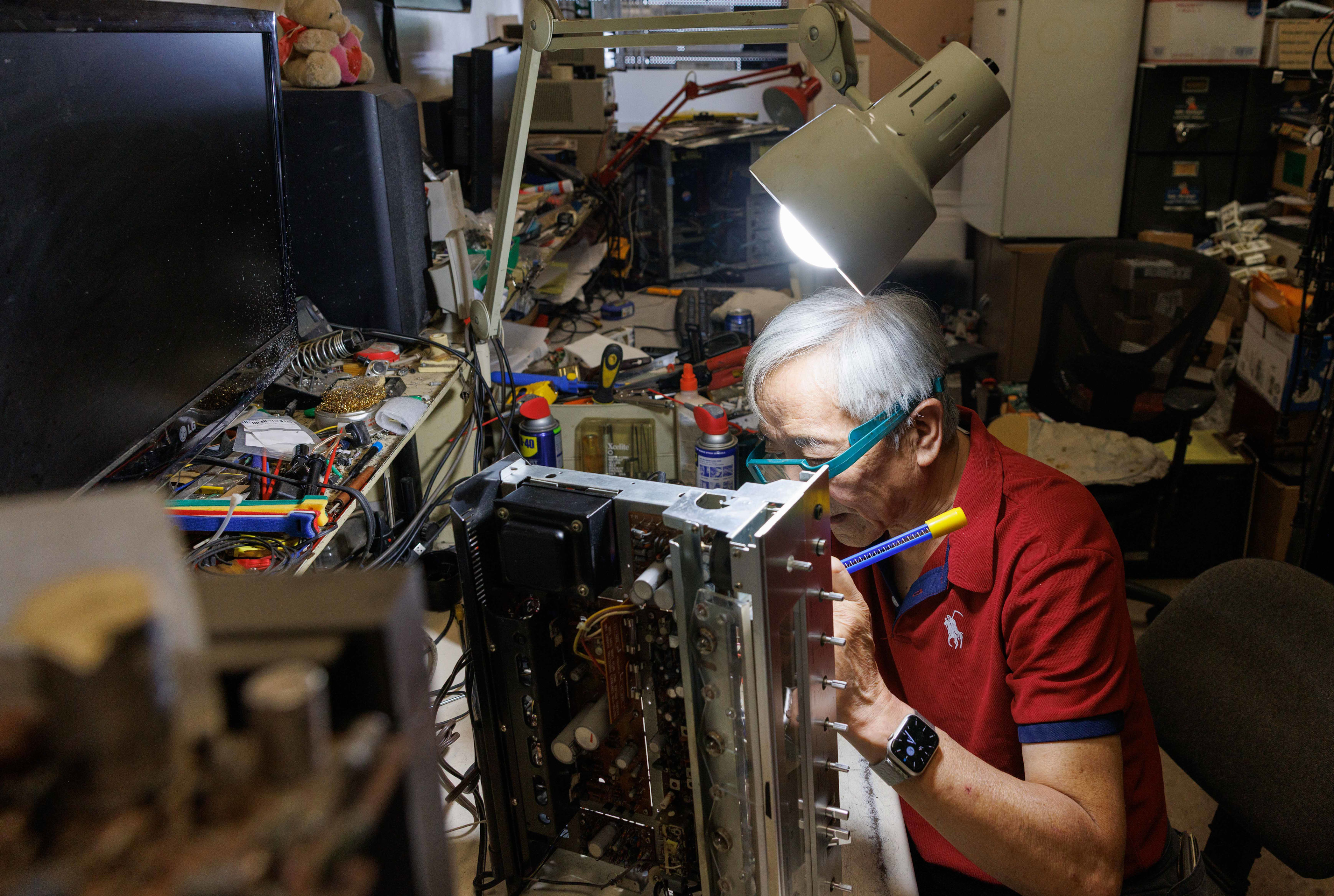 Tai Tsui can fix your vintage radio receiver