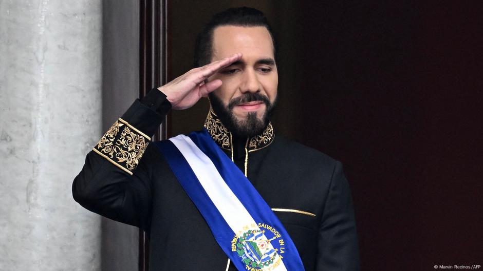 Букеле — лидер миллениалов, который склонялся к бейсболкам и джинсам во время своего первого срока, но стал более формальным во время второго [ФАЙЛ: 1 июня 2024 г.]