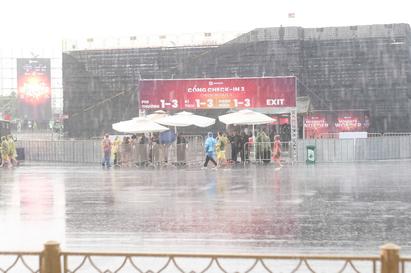 50.000 người đổ về Đông Anh bất chấp mưa trắng trời