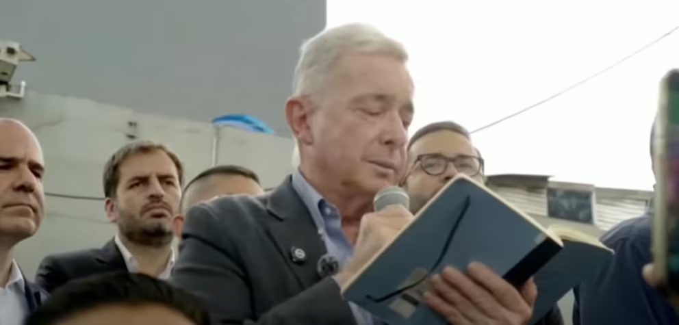 Álvaro Uribe: "sitio del atentado contra Miguel Uribe debe convertirse en  símbolo de esperanza"