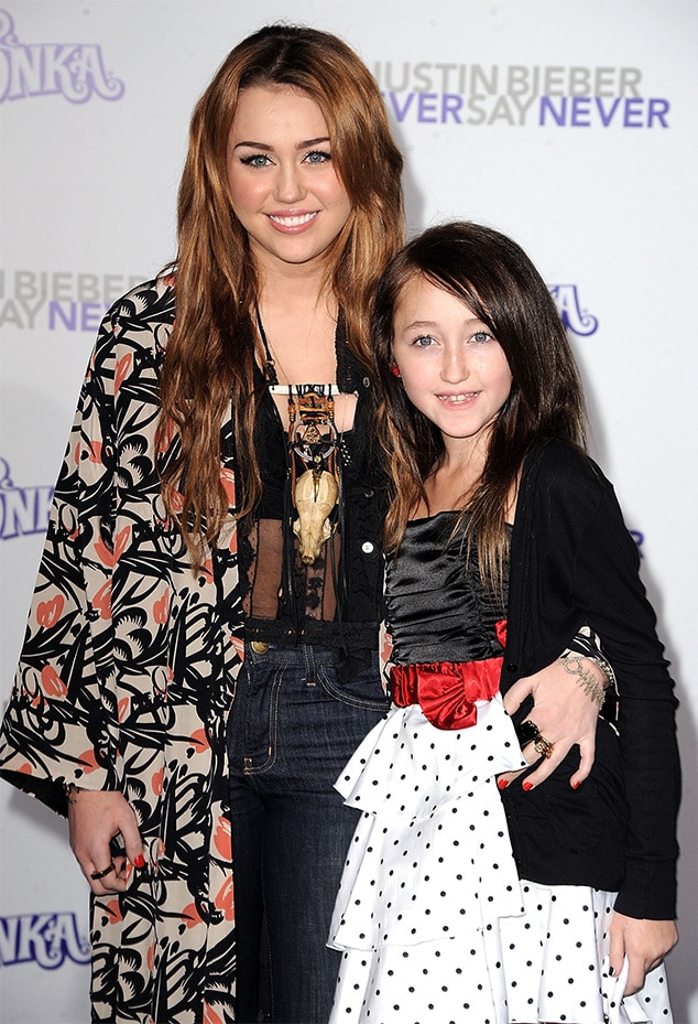 Noah Cyrus Details "Lessons" She's Learned From Sister Miley Cyrus(00)