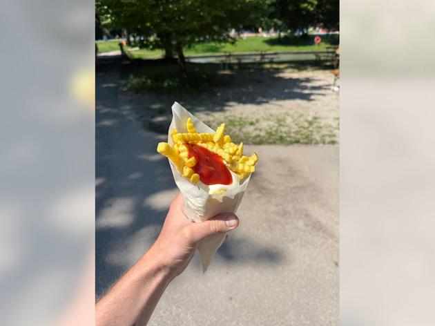 „Viel zu viel“: Badegast teilt Bild von Freibad-Pommes – und fragt nach ...