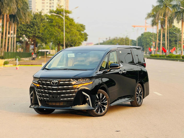 Khi ngân sách tăng lên 2 - 5 tỉ đồng, Toyota Alphard là mẫu xe đặc trưng cho gia đình cỡ lớn - Ảnh: Đại lý Toyota