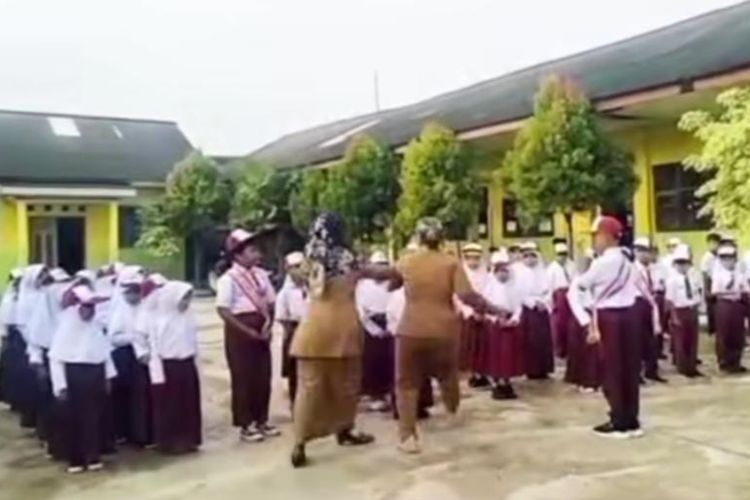 Guru SD di Lampung Ancam Cekik Siswa Saat Upacara Bendera