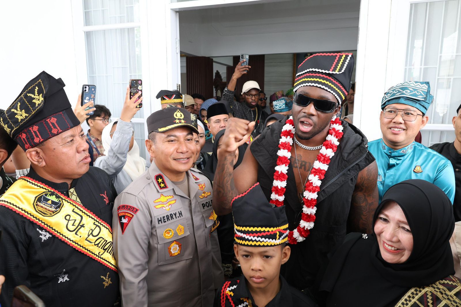 Melly Mike Bertemu Dikha, Bocah Viral Pacu Jalur