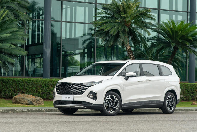 "Với tài chính dư giả, MPV cỡ trung như Toyota Innova Cross hay Hyundai Custin là lựa chọn đúng đắn", theo anh Trần Giáp - Ảnh: Đại lý Hyundai