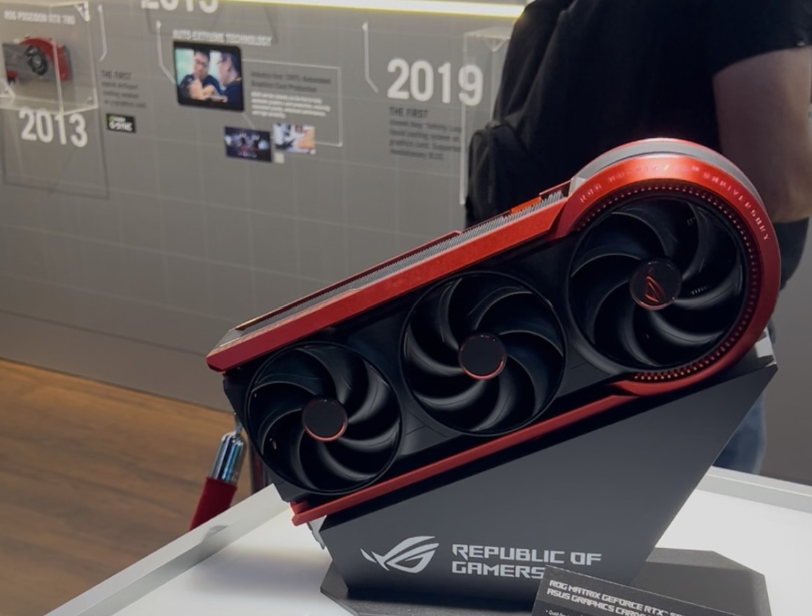 ASUS : on a vu l'énorme RTX 5090 et la nouvelle manette Xbox, une tuerie