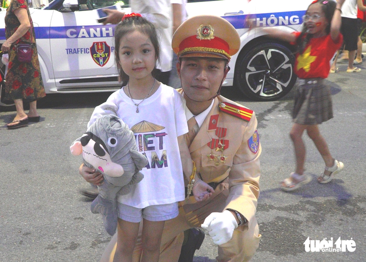 Trung úy cảnh sát đón sinh nhật ở tổng hợp luyện diễu binh 2-9, xúc động đi giữa vòng tay nhân dân