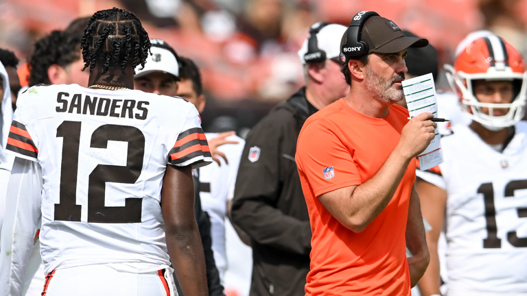 Kevin Stefanski addresses Shedeur Sanders sideline conversation, why Browns  chose Tyler Huntley in 2-minute