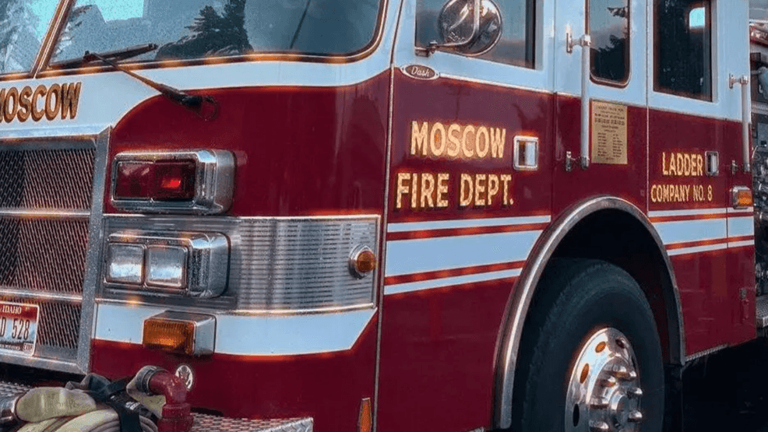 Moscow firefighters respond to kitchen fire
