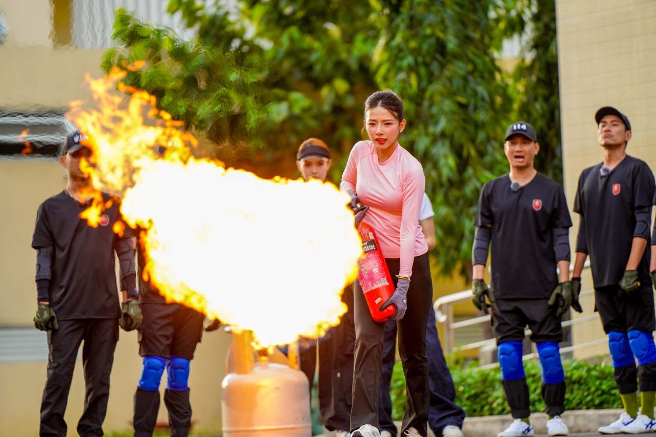 Lan Ngọc và nhiều nghệ sĩ xuất hiện ở chương trình Chiến sĩ quả cảm